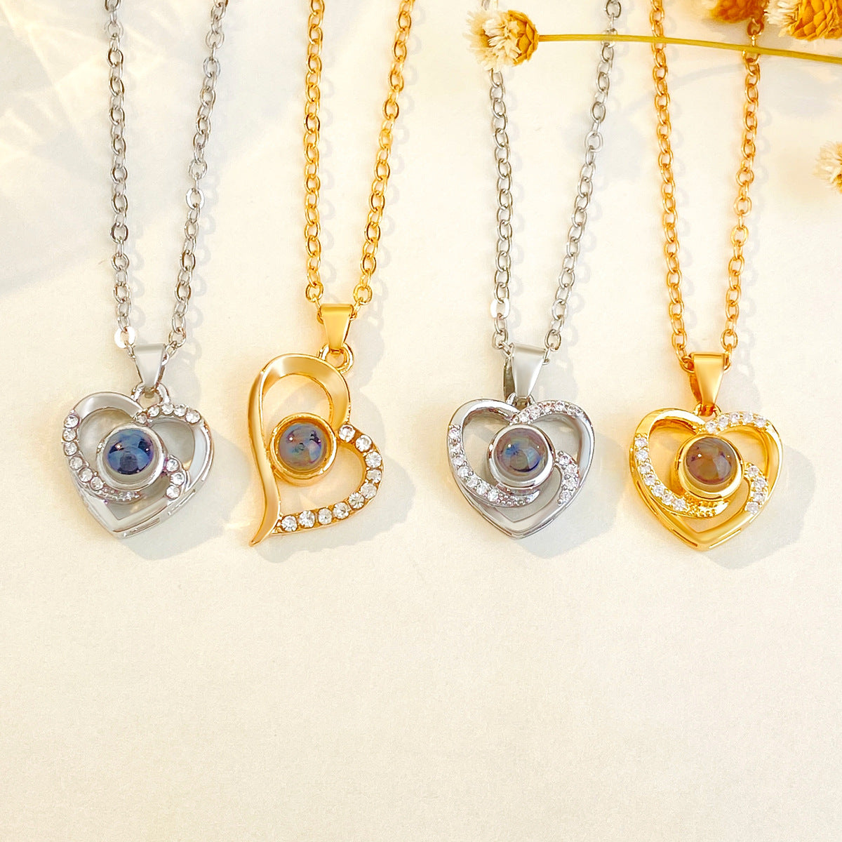 Diamond studded heart-shaped projection necklace in 100 languages. I love you, heart-shaped pendant, couple necklace